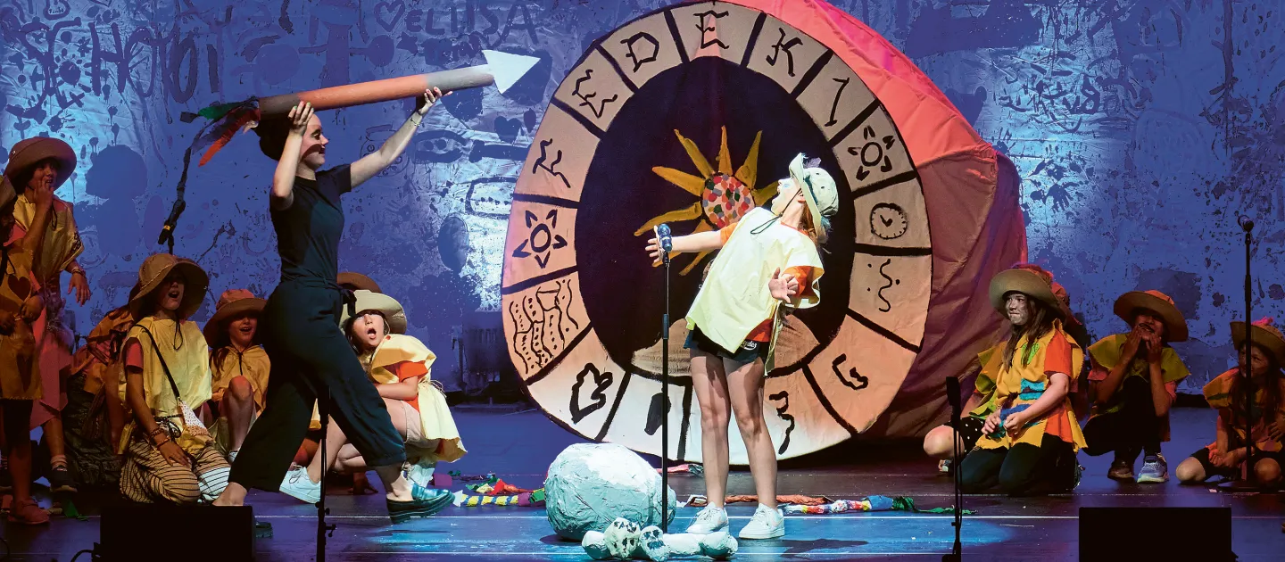 FEDEKI-Festspielhaus-Bregenzer Festspiele-Kinder auf der Bühne mit großer Uhr