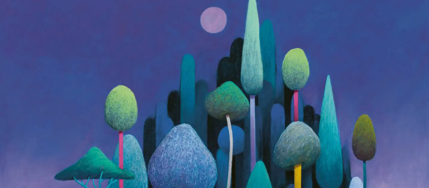 Illustration von stilisierten Bäumen mit runden und spitzen Kronen unter einem Vollmond in einem violetten Nachthimmel