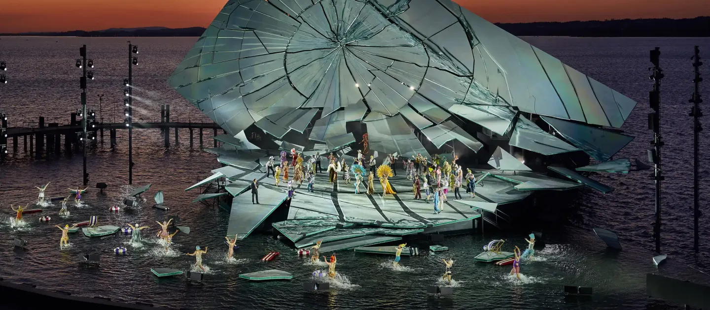 Bühnenbild von La traviata bei Sonnenuntergang