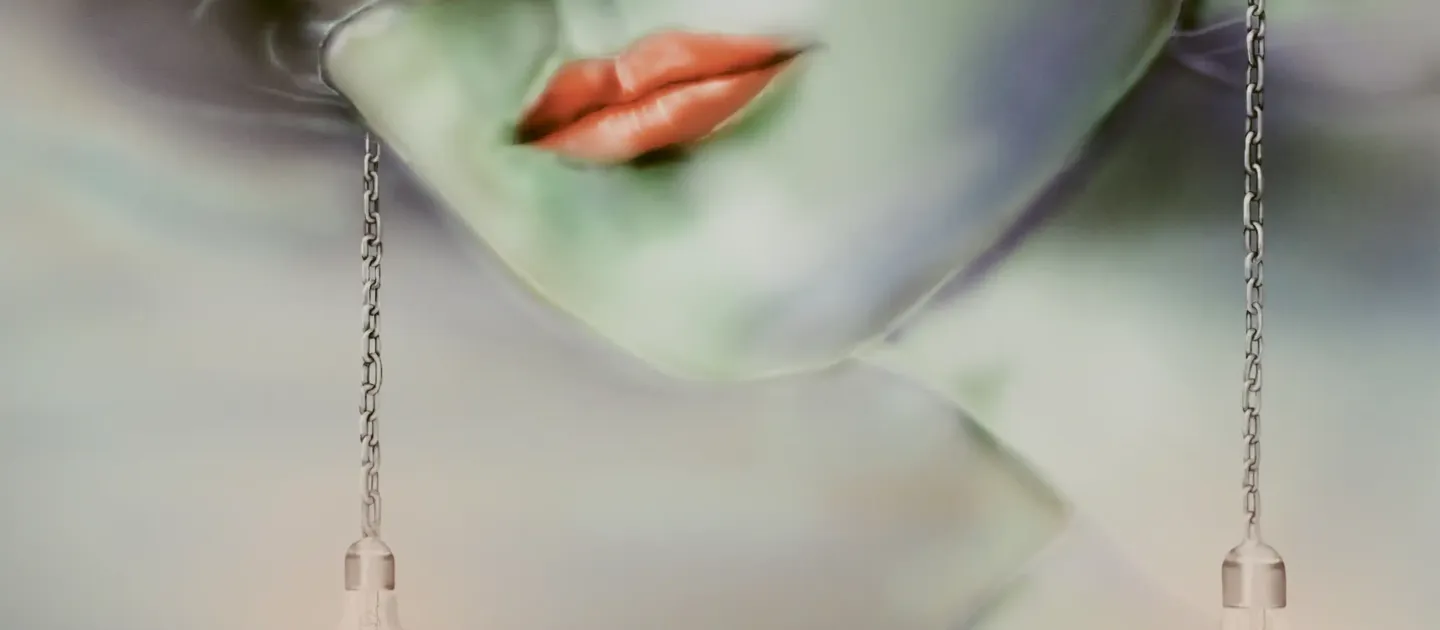Nahaufnahme eines Gesichts mit grüner Haut und roten Lippen, an beiden Seiten hängen Glühbirnen an Ketten