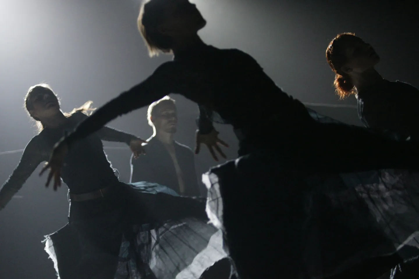 Borrowed Light-Festspielhaus-Bregenzer Festspiele-Tero Saarinen tanzen im Schatten