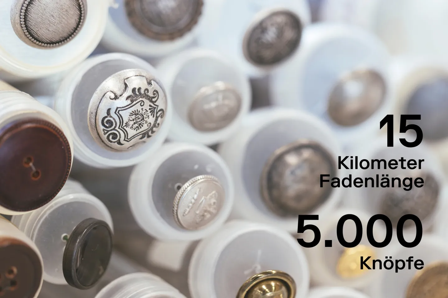 © Bregenzer Festspiele / Lisa Mathis Detailaufnahme Knöpfe - 15 Kilometer Fadenlänge - 5.000 Knöpfe