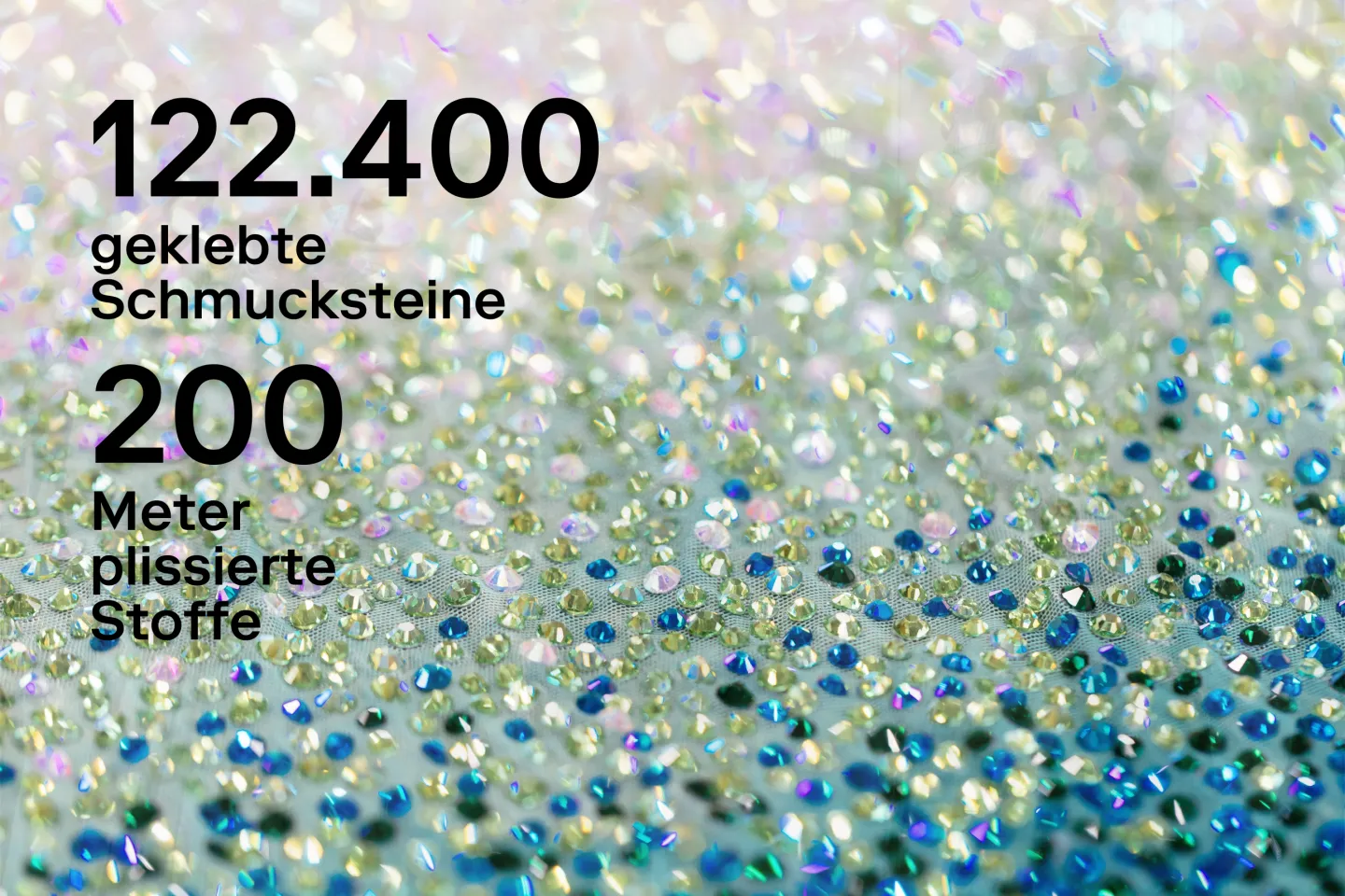 © Bregenzer Festspiele / Lisa Mathis Detailaufnahme Schmucksteine - 122.400 geklebte Schmucksteine - 200 Meter plissierte Stoffe