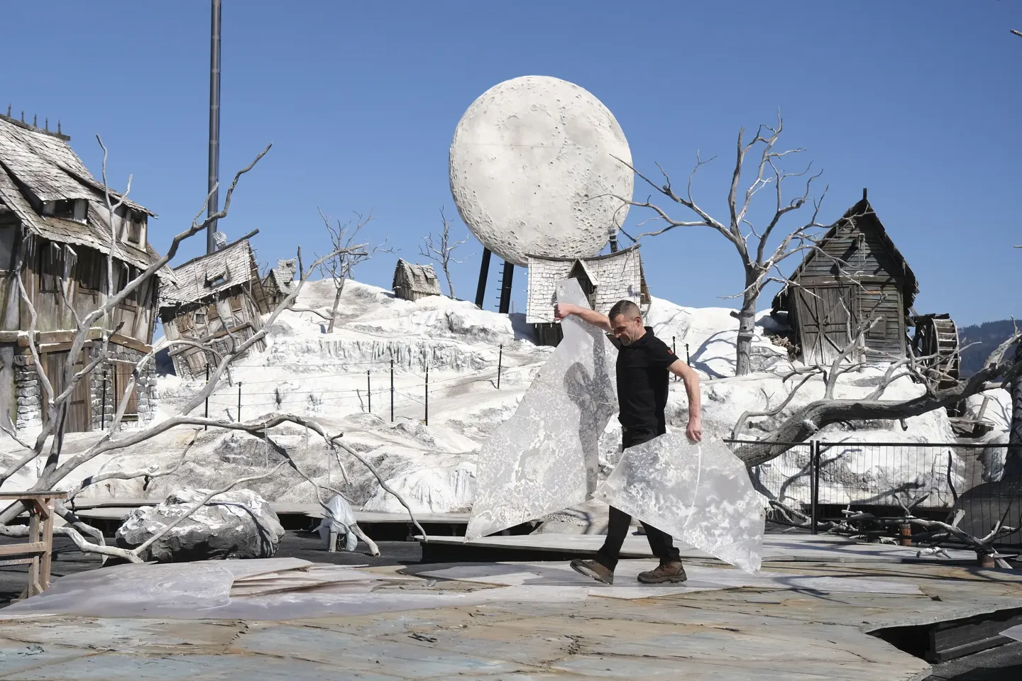 © Bregenzer Festspiele / Eva Cerv Frühjahrsputz auf der Seebühne, Mitarbeiter mit Plexiglasplatten