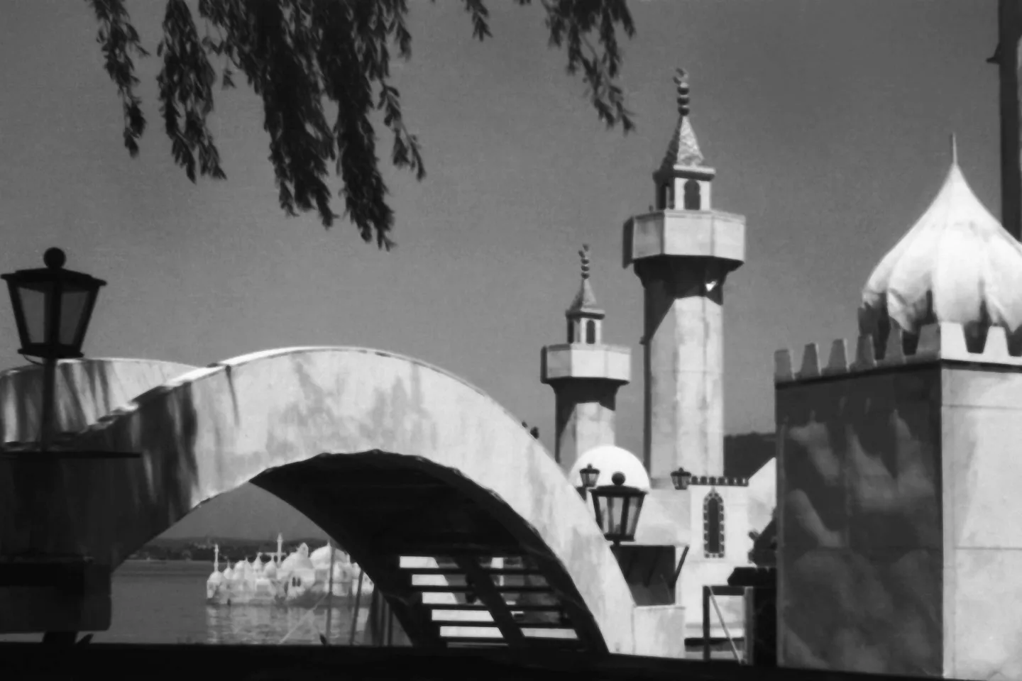 Orientalische Türme und eine Brücke sind zu sehen - schwarz-weiß Fotografie - Bühnenbild für "Tausendundeinenacht" auf der Seebühne 1949