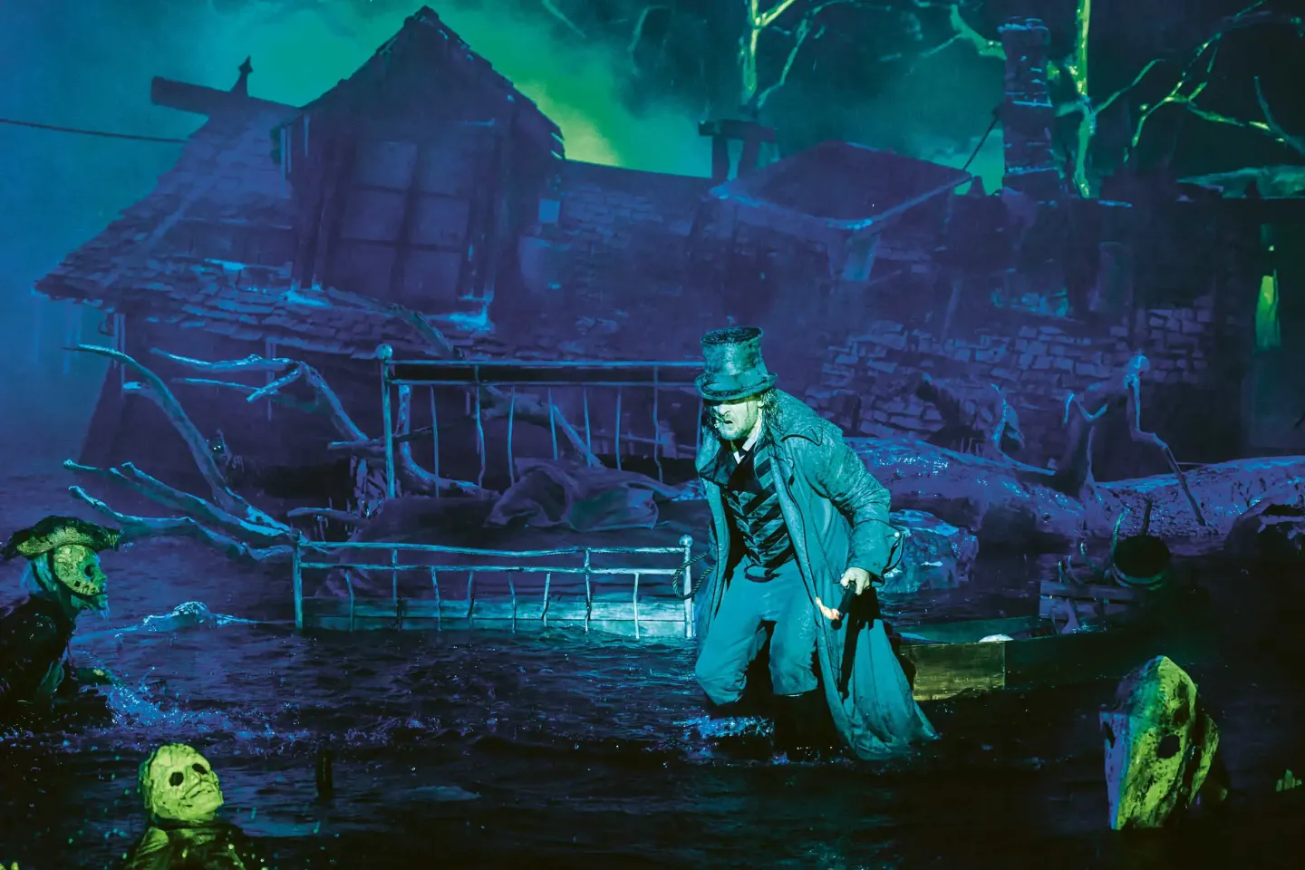 © Bregenzer Festspiele / Anja Köhler Der Freischütz: Zombies kommen aus dem Wasser, Kasper steht knietief im Wasser
