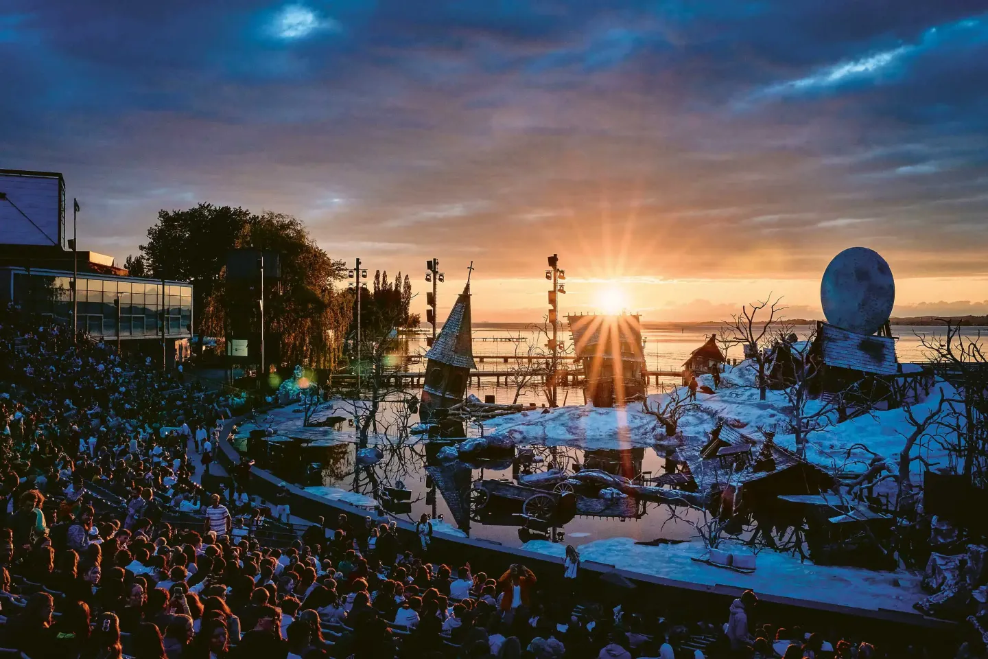 © Bregenzer Festspiele / Anja Köhler Das Freischütz Bühnenbild, ein überflutetes, verschneites Dorf, bei Sonnenuntergang