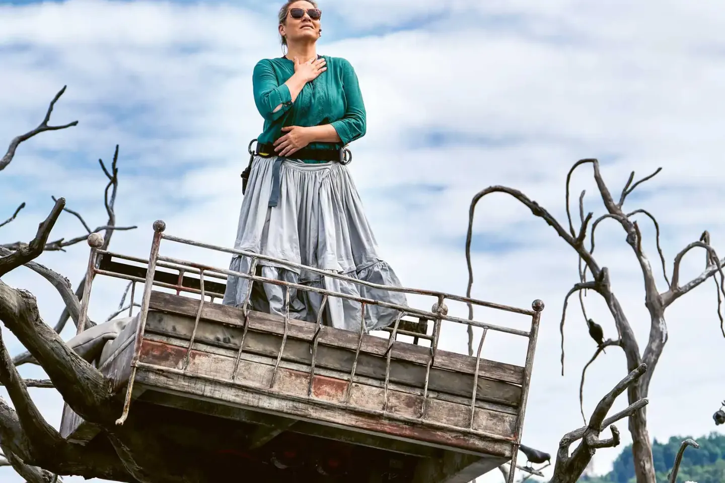 © Bregenzer Festspiele / Anja Köhler Mandy Fredrich steht in "Agathes Bett" auf der Seebühne, ein Bett, dass in einem Baum verankert ist und schwebt