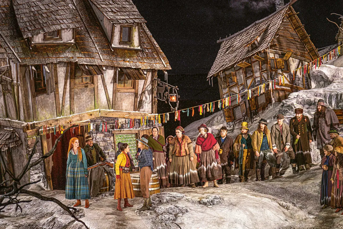 © Bregenzer Festspiele / Anja Köhler Gruppenbild mit vielen Kostümen auf der Seebühne mit alten Häusern im Hintergrund