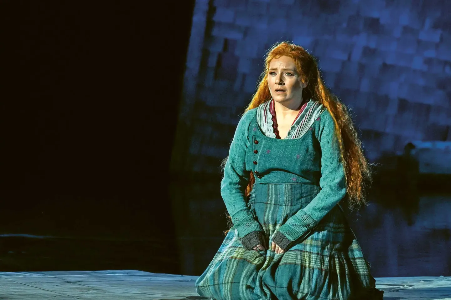 © Bregenzer Festspiele / Karl Forster Agathe in türkisem Kleid, roten langen Haare, kniet und wirkt verzweifelt