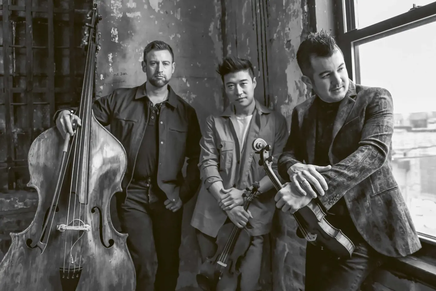 © Lauren Desberg Ensemble Time for Three mit ihren Instrumenten Bass, zwei Geigen