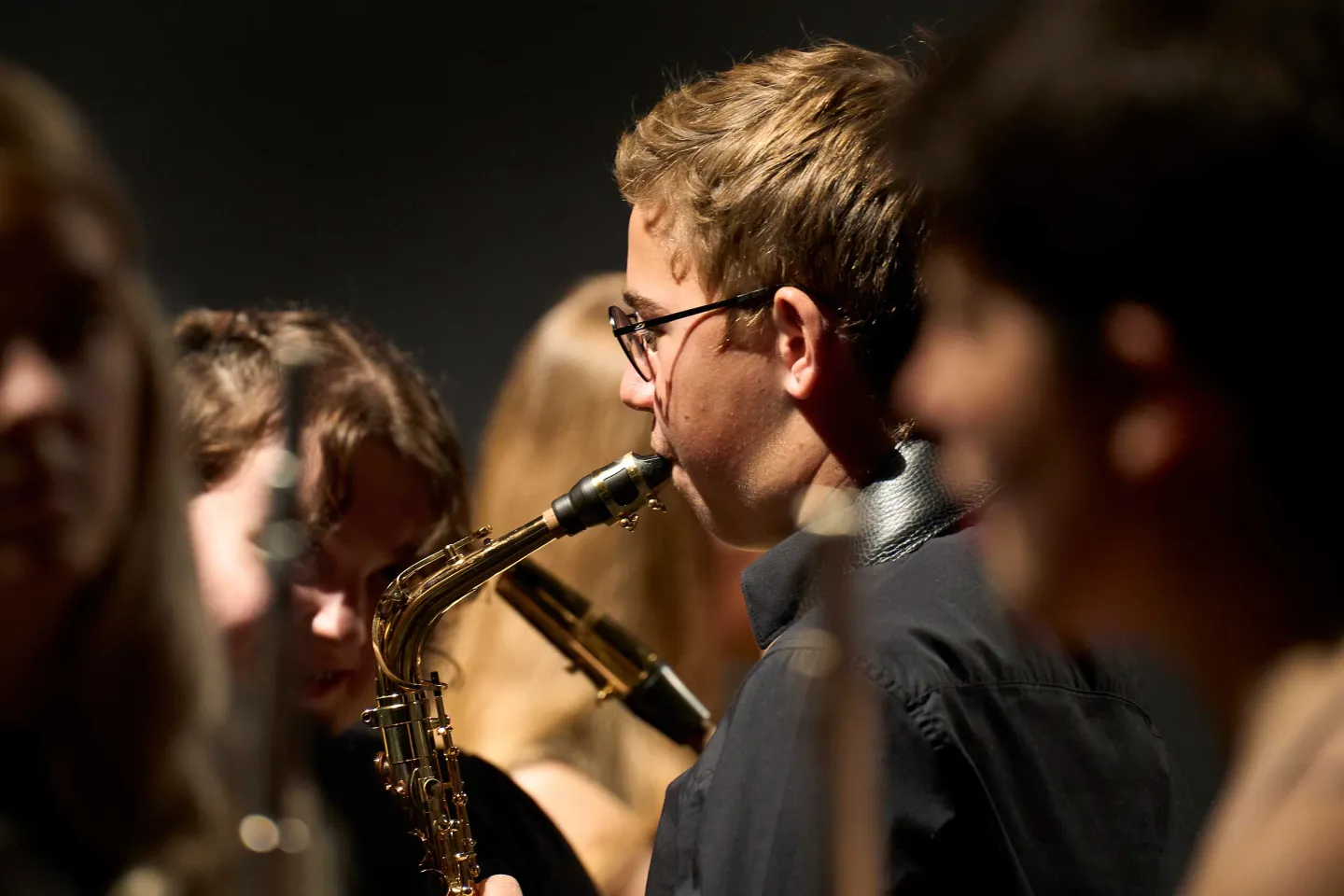 © Bregenzer Festspiele / Anja Köhler Junger Saxofonist von hinten fotografiert