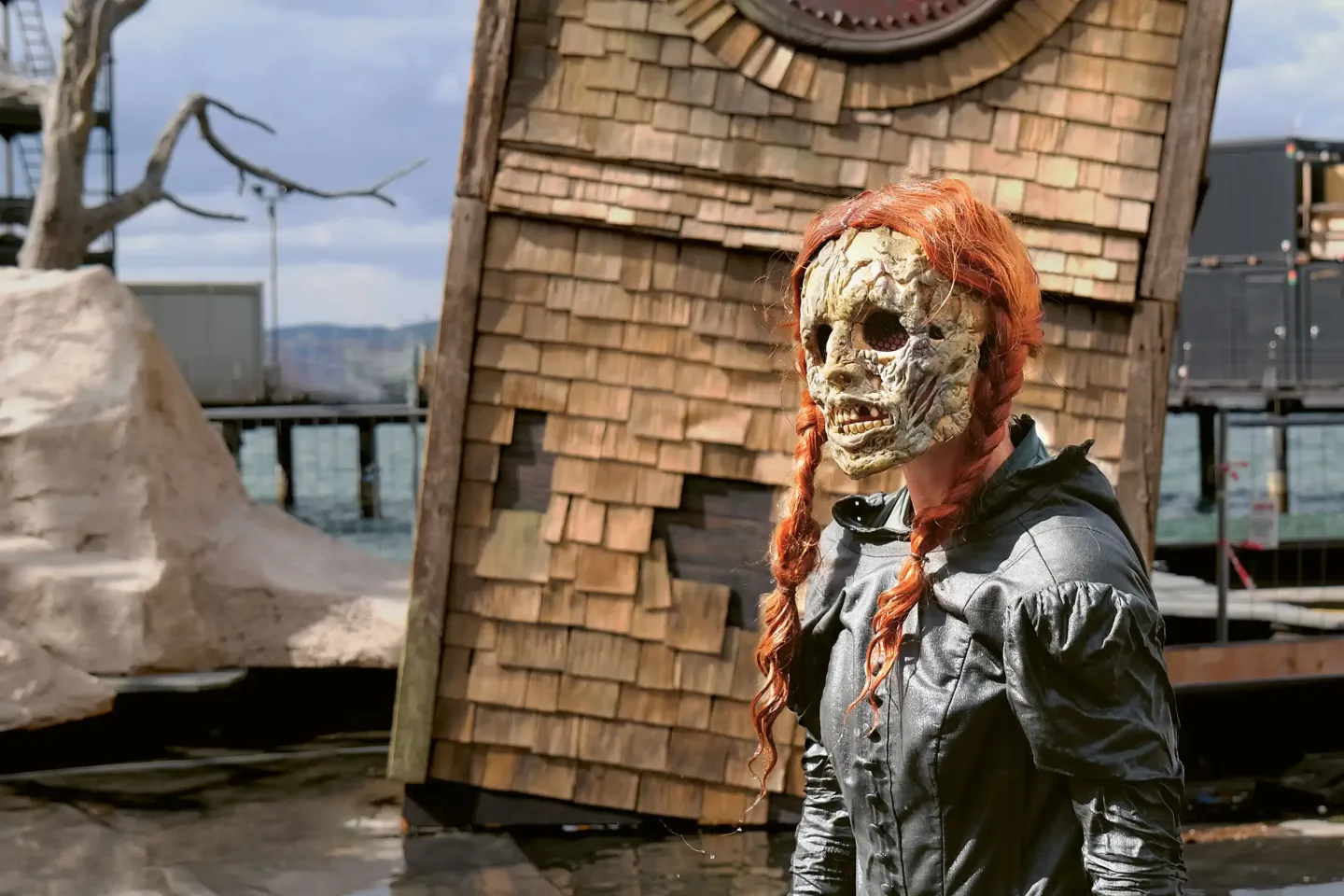 Zombi mit roten Zöpfen und schwarzem Kleid im Bühnenbild "Der Freischütz"