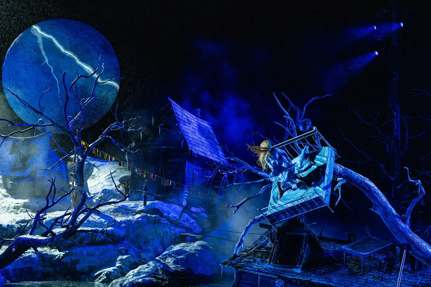 © Bregenzer Festspiele / Ralph Larmann Szene aus der Freischütz: dunkle, düstere Stimmung, Blitz im Mond, Alptraum Agathe, sie steht im Bett