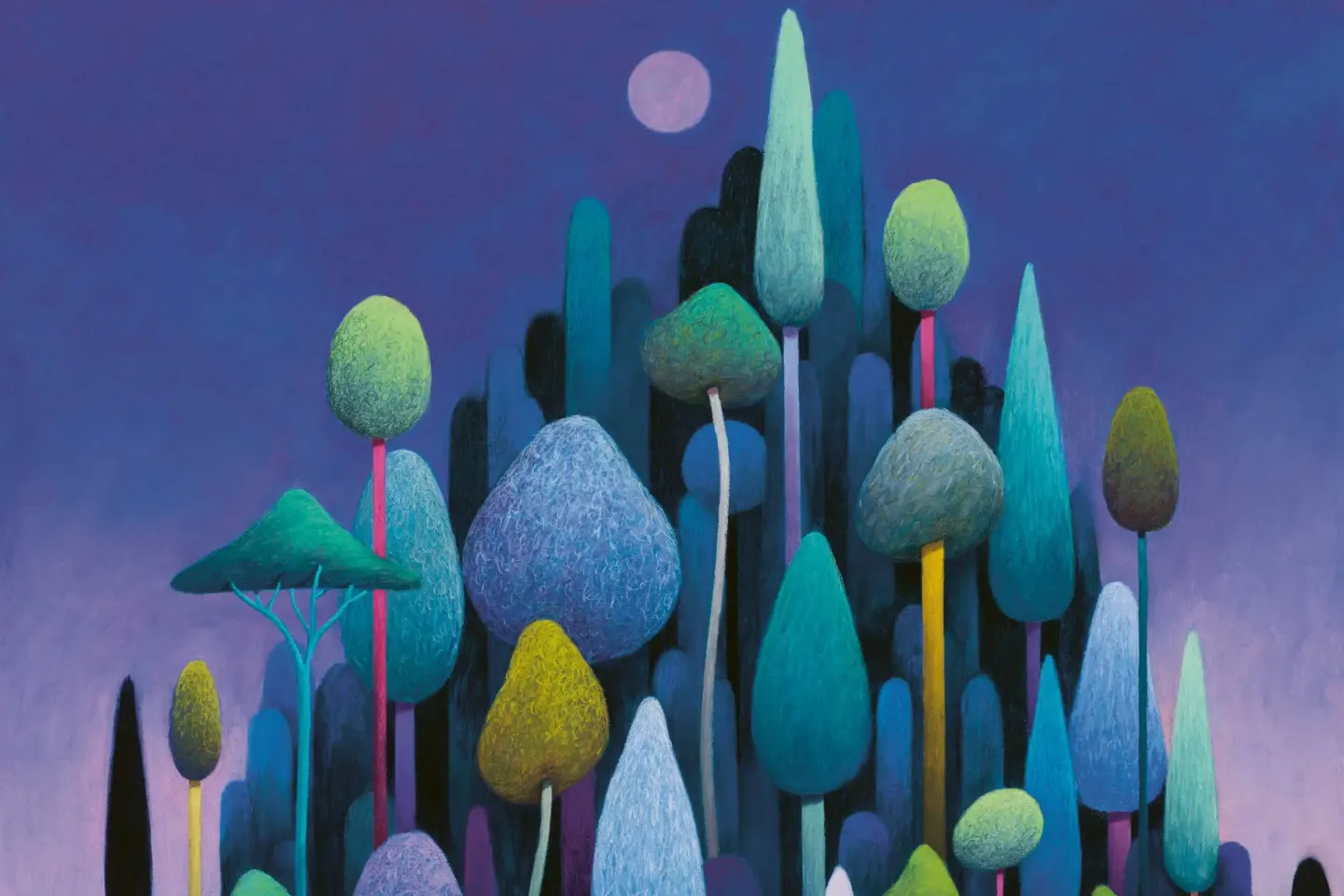 Nicolas Party, Trees, 2019, Courtesy the artist and Hauser & Wirth; Foto: Thomas Barratt Illustration von stilisierten Bäumen mit runden und spitzen Kronen unter einem Vollmond in einem violetten Nachthimmel