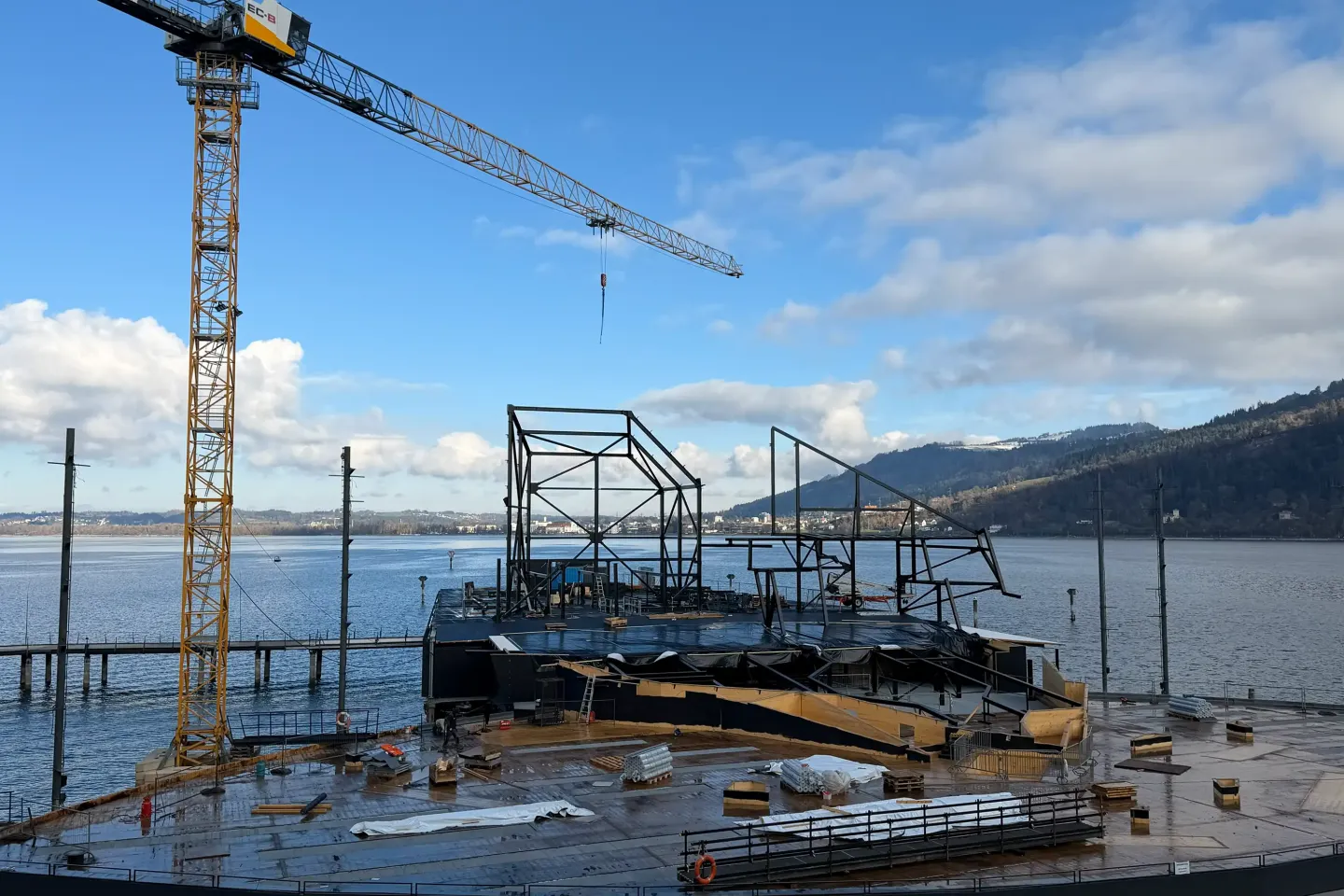 Seebühne im Aufbau, Bühnenbild "La traviata"