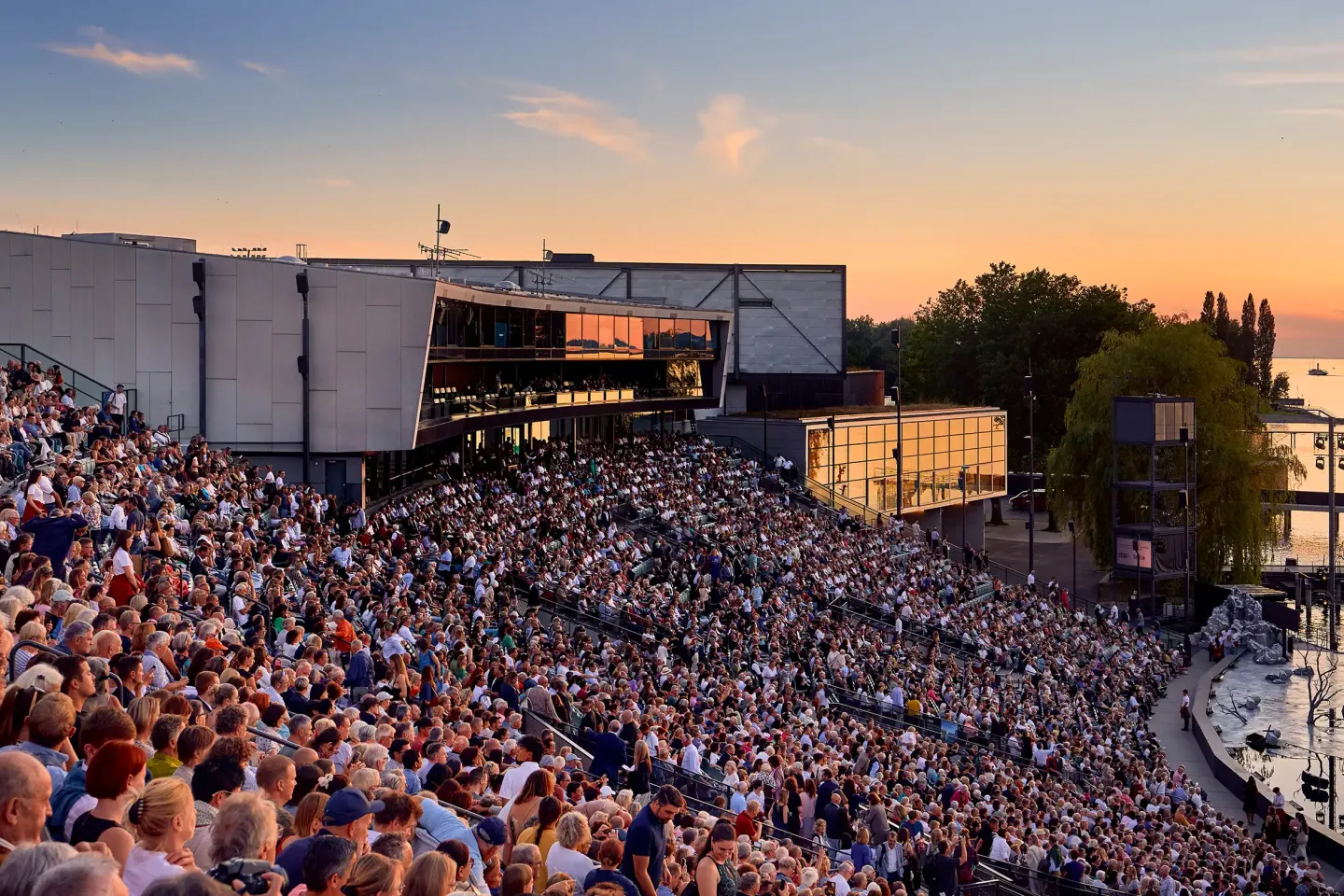 © Bregenzer Festspiele / Anja Köhler Seetribüne bei Sonnenuntergang, 6800 Menschen