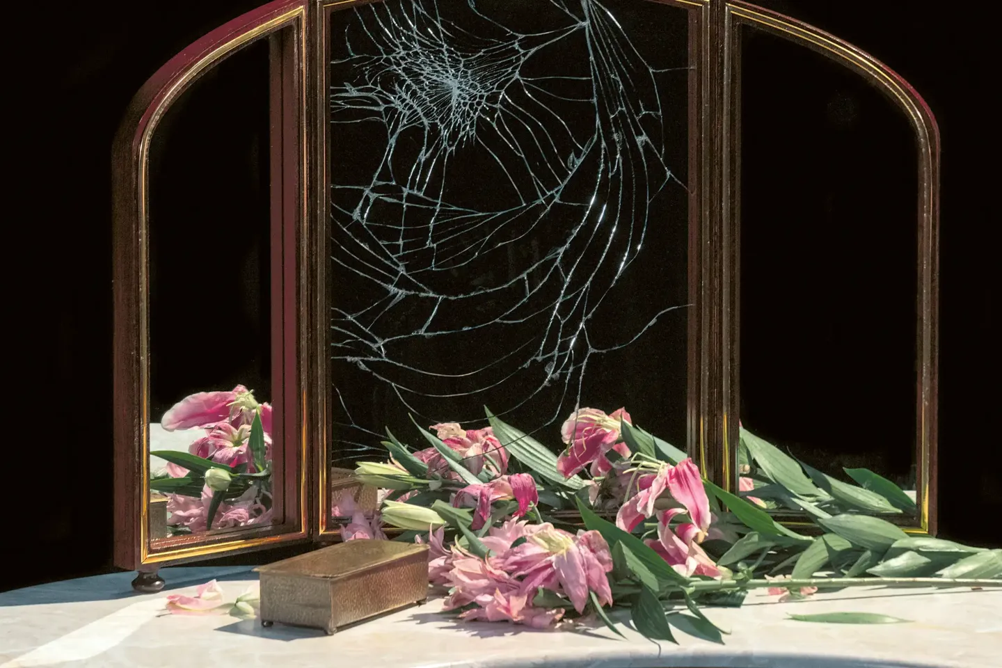 Zerbrochener Spiegel, Blumen liegen davor
