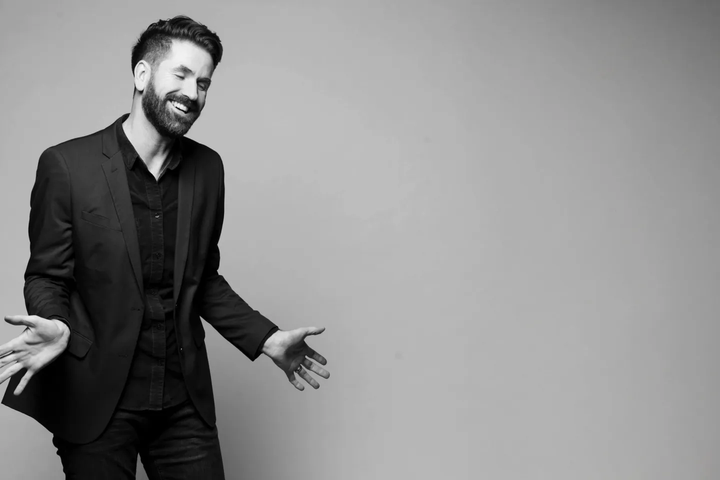 Portrait Steven Moore in schwarz-weiß