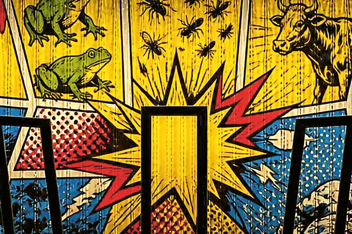 Popart-Wand mit Frosch, Insekten, Kuh und abstrakten Explosionselementen hinter drei schwarzen Barhockern