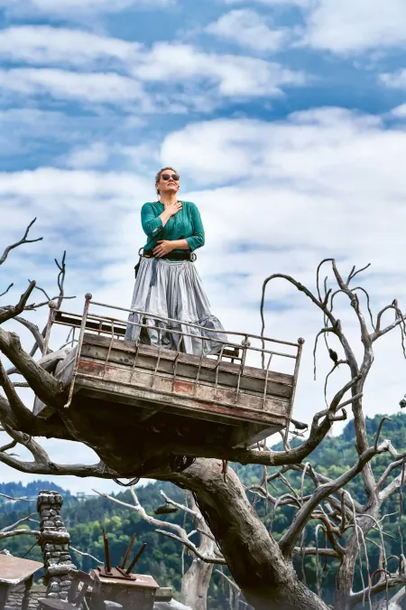 Mandy Fredrich steht in "Agathes Bett" auf der Seebühne, ein Bett, dass in einem Baum verankert ist und schwebt