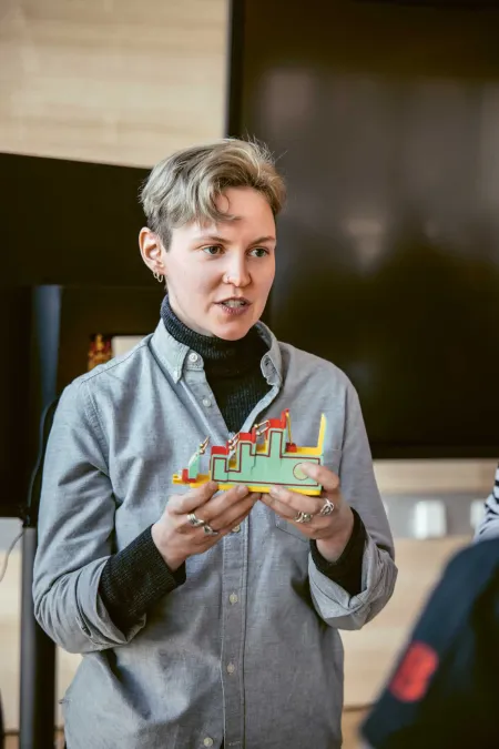 © Bregenzer Festspiele / Lisa Mathis Anna Reid (Bühne und Kostüm) mit dem Modell der Achterbahn. Bunte Farben und geometrische Muster ziehen sich durch ihre Entwürfe.