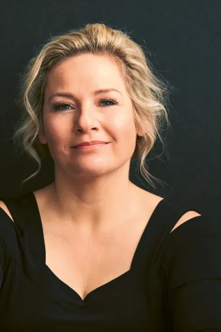 © Steffi Henn Mandy Fredrich im Portrait, schwarz gekleidet, blonde Haare hochgesteckt
