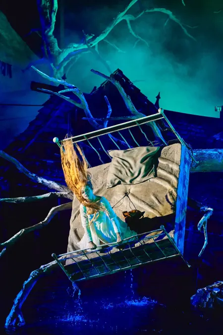 © Bregenzer Festspiele / Anja Köhler Stuntfrau Viva Forster in "Agathes Bett" - die roten Haare fliegen in der Luft - die Szene ist dunkel und sehr düster