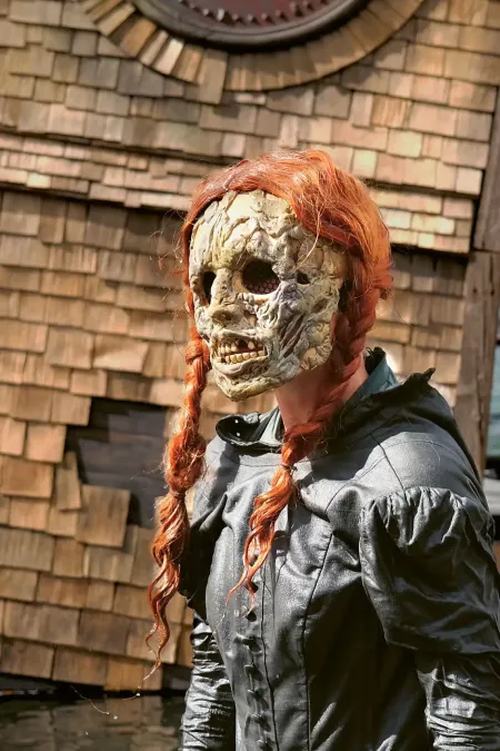 Zombi mit roten Zöpfen und schwarzem Kleid im Bühnenbild "Der Freischütz"