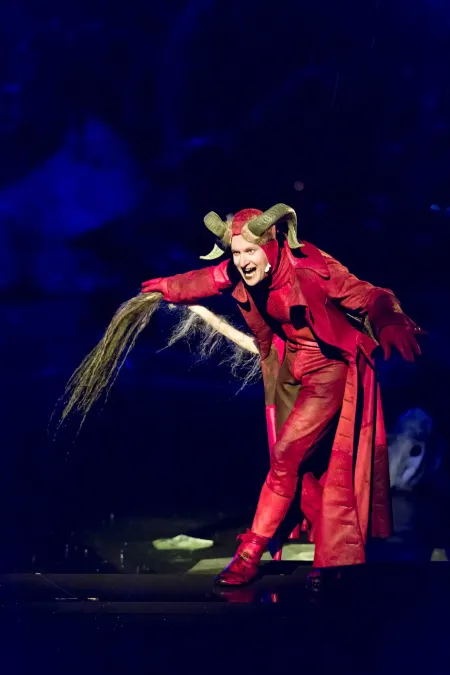 © Bregenzer Festspiele / Dietmar Mathis Moritz von Treuenfels im Samiel Kostüm, er schaut aus wie ein Teufel: Roter Ledermantel, Hörner und Schwanz