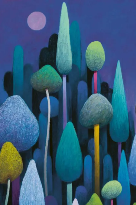 Illustration von stilisierten Bäumen mit runden und spitzen Kronen unter einem Vollmond in einem violetten Nachthimmel
