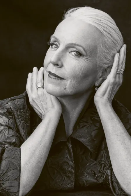 schwarz-weiß Portrait von älterer Dame mit weißen Haaren. Sie stützt Kopf auf Hände