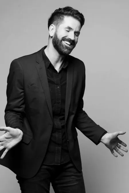 Portrait Steven Moore in schwarz-weiß