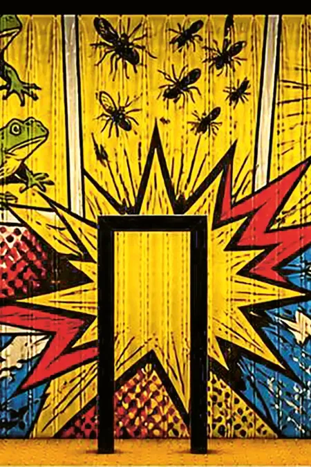 Popart-Wand mit Frosch, Insekten, Kuh und abstrakten Explosionselementen hinter drei schwarzen Barhockern