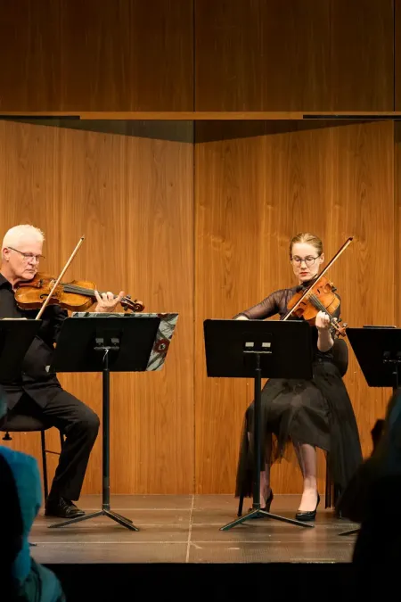 Sechs Musiker:innen mit Streichinstrumenten im Seestudio