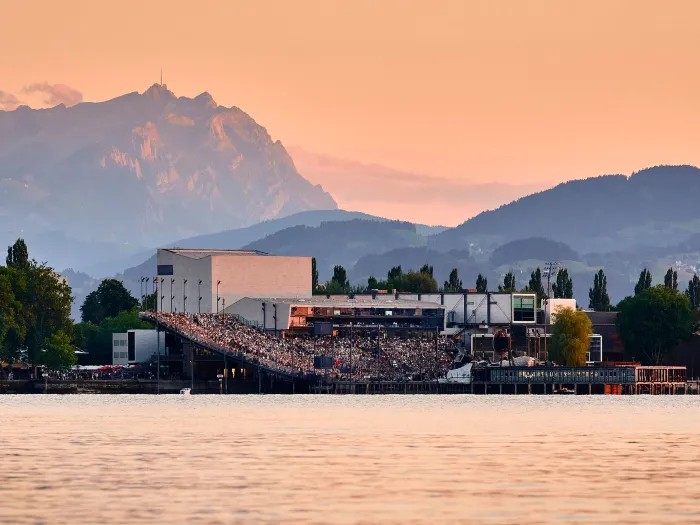 Ambiente, Blick auf die Seebühne vom Bodensee, im Hintergrund Berge