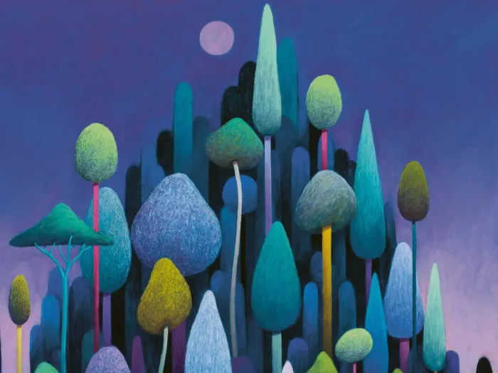 Illustration von stilisierten Bäumen mit runden und spitzen Kronen unter einem Vollmond in einem violetten Nachthimmel