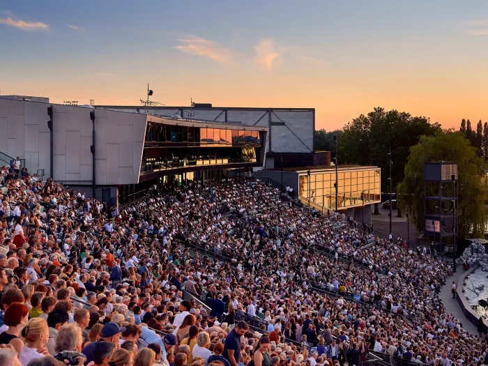 Seetribüne bei Sonnenuntergang, 6800 Menschen