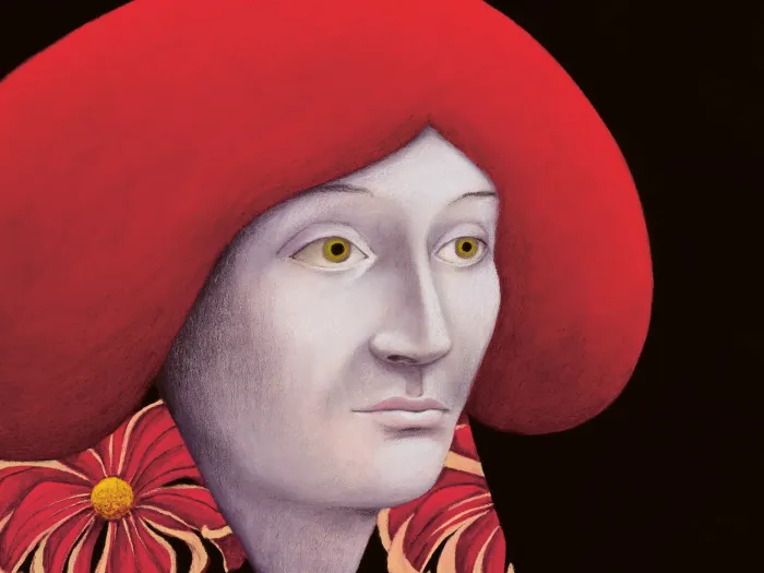 Porträt einer Person mit rotem, rundem Hut und Kleid mit roten und weißen Blumenmustern vor schwarzem Hintergrund.