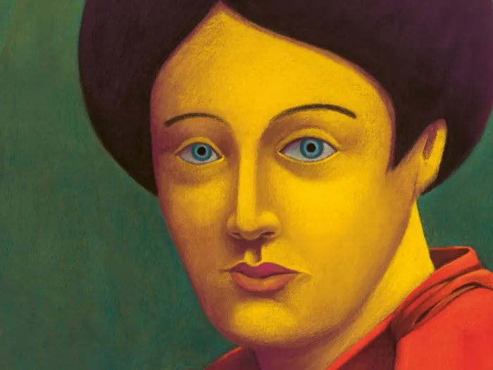 Porträt einer Person mit kurzem, lockigem Haar, rotem Oberteil und grünem Hintergrund.