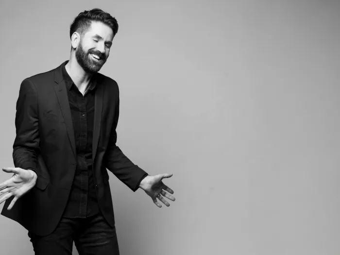 Portrait Steven Moore in schwarz-weiß