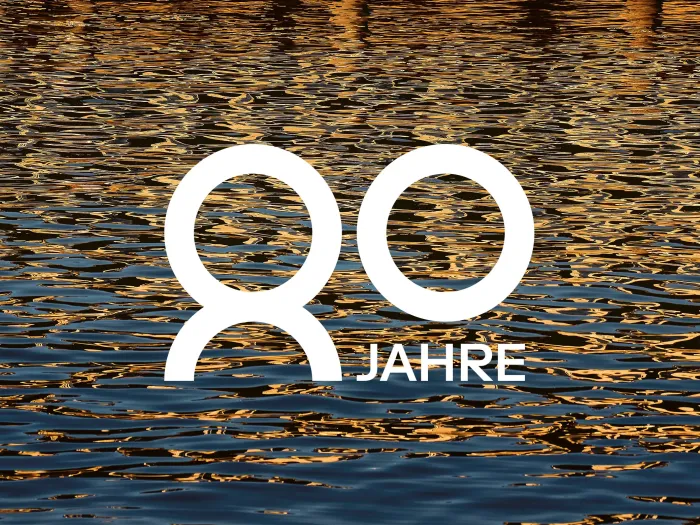 Wasserfläche, orange reflektiert mit 80 Jahre Bregenzer Festspiele Logo