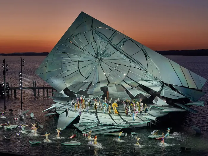 © Bregenzer Festspiele / Anja Köhler Bühnenbild von La traviata bei Sonnenuntergang