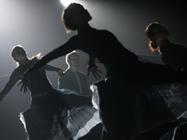 Borrowed Light-Festspielhaus-Bregenzer Festspiele-Tero Saarinen tanzen im Schatten