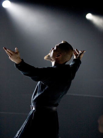 Borrowed Light-Festspielhaus-Bregenzer Festspiele-Mann steht im Schatten