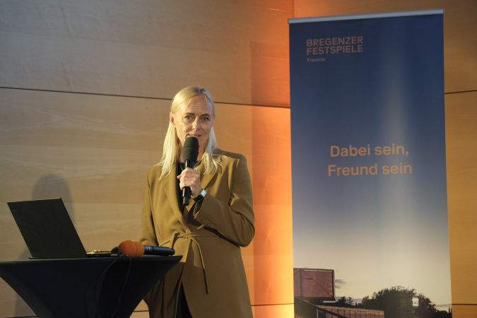 Vorstandsvorsitzende des Freundevereins Judith Salzmann spricht ins Mikrofon