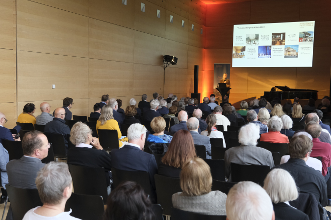 Versammlung des Freundevereins der Bregenzer Festspiele mit Vortrag und Präsentation des Veranstaltungsrückblick 2024 auf großer Leinwand