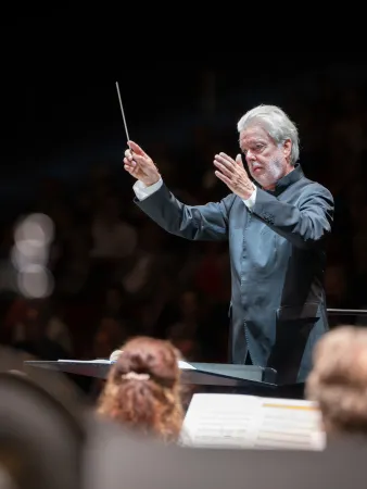 Dirigent Jukka-Pekka Saraste hebt den Taktstock während einer Orchesterprobe oder Aufführung