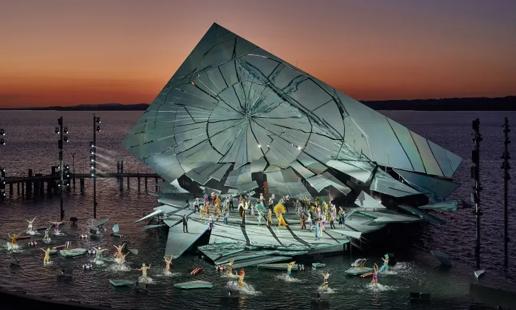 Bühnenbild von La traviata bei Sonnenuntergang