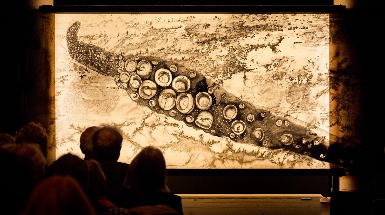Opernatelier - Einblick 2 - 12-1-2023: Ein riesiges Gemälde (90 Meter), das Elemente eines Oktopus abbildet von Hugo Canoilas 